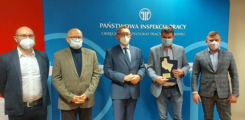 Wręczenie nagrody Buduj bezpiecznie - 3 przedstawicieli laureata i 2 osoby z PIP